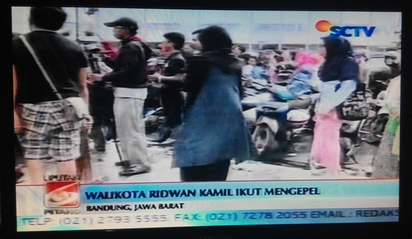 Warga braga di kenakan sanksi mengepel bersama