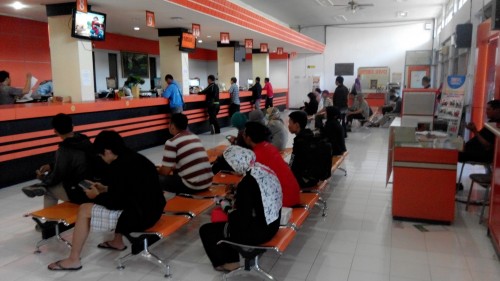 Suasana kantor pos jemursari menjelang lebaran 2015